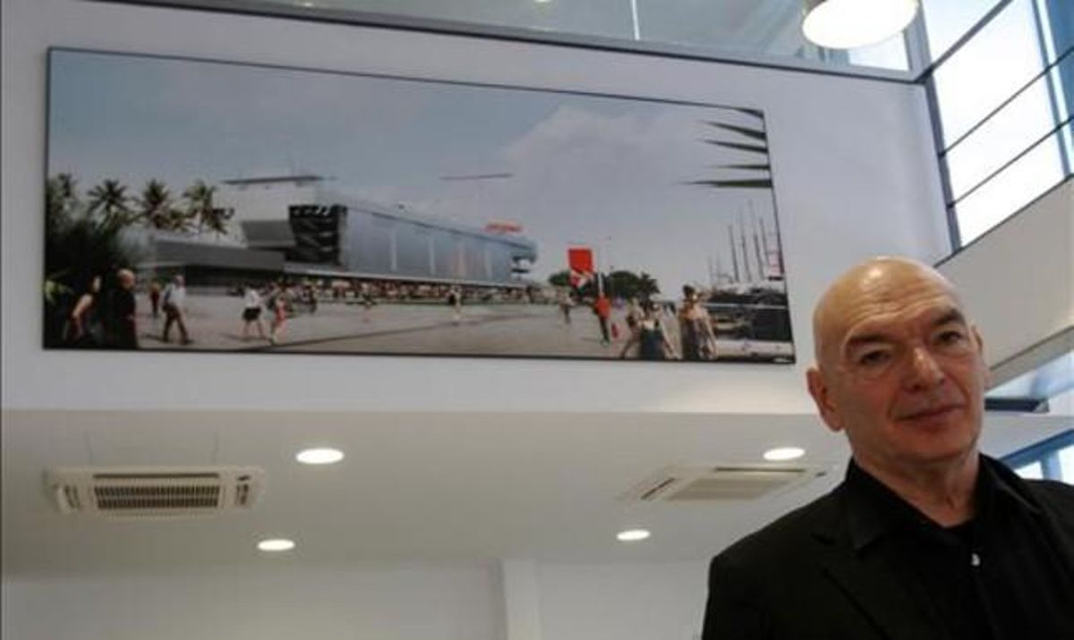 El arquitecto Jean Nouvel con el diseño de su macrodiscoteca del Fòrum al fondo, en el puerto deportivo de Sant Adrià, el martes. RICARD CUGAT El arquitecto Jean Nouvel con el diseño de su macrodiscoteca del Fòrum al fondo, en el puerto deportivo de Sant Adrià, el martes. RICARD CUGAT