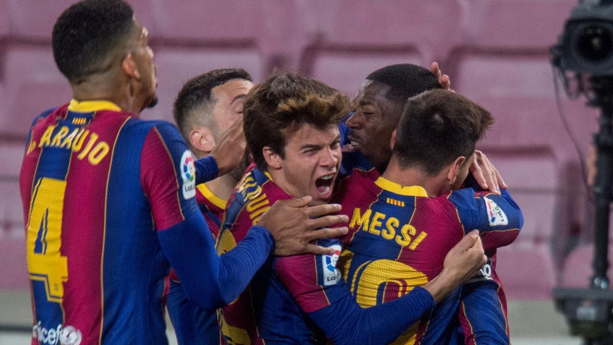 Dembélé recibe las felicitaciones de sus compañeros tras marcar el gol de la victoria sobre el Valladolid. Dembélé recibe las felicitaciones de sus compañeros tras marcar el gol de la victoria sobre el Valladolid.