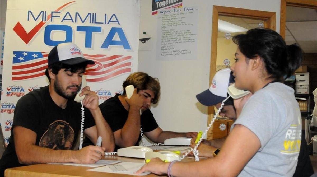Votantes hispanos hacen campaña en Arizona. Votantes hispanos hacen campaña en Arizona.
