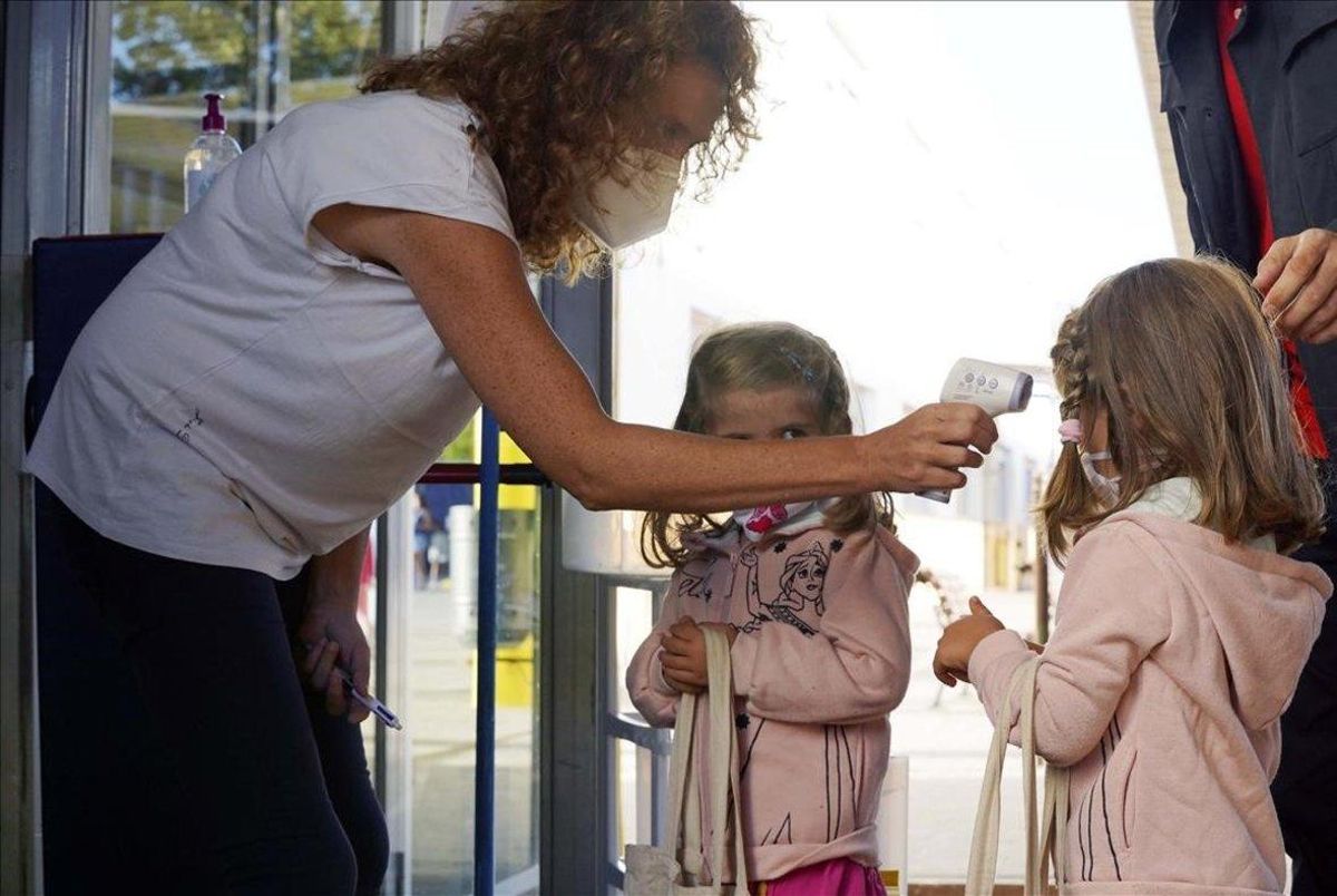 En la imagen profesores y alumnos del colegio Teresa Berganza de Boadilla del Monte en Madrid el primer día de curso. En la imagen profesores y alumnos del colegio Teresa Berganza de Boadilla del Monte en Madrid el primer día de curso.