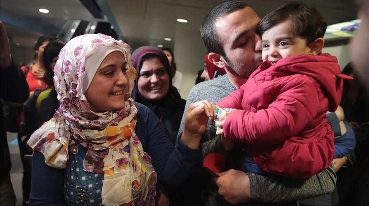 Una familia siria llega a Chicago procedente de Turquía. Una familia siria llega a Chicago procedente de Turquía.
