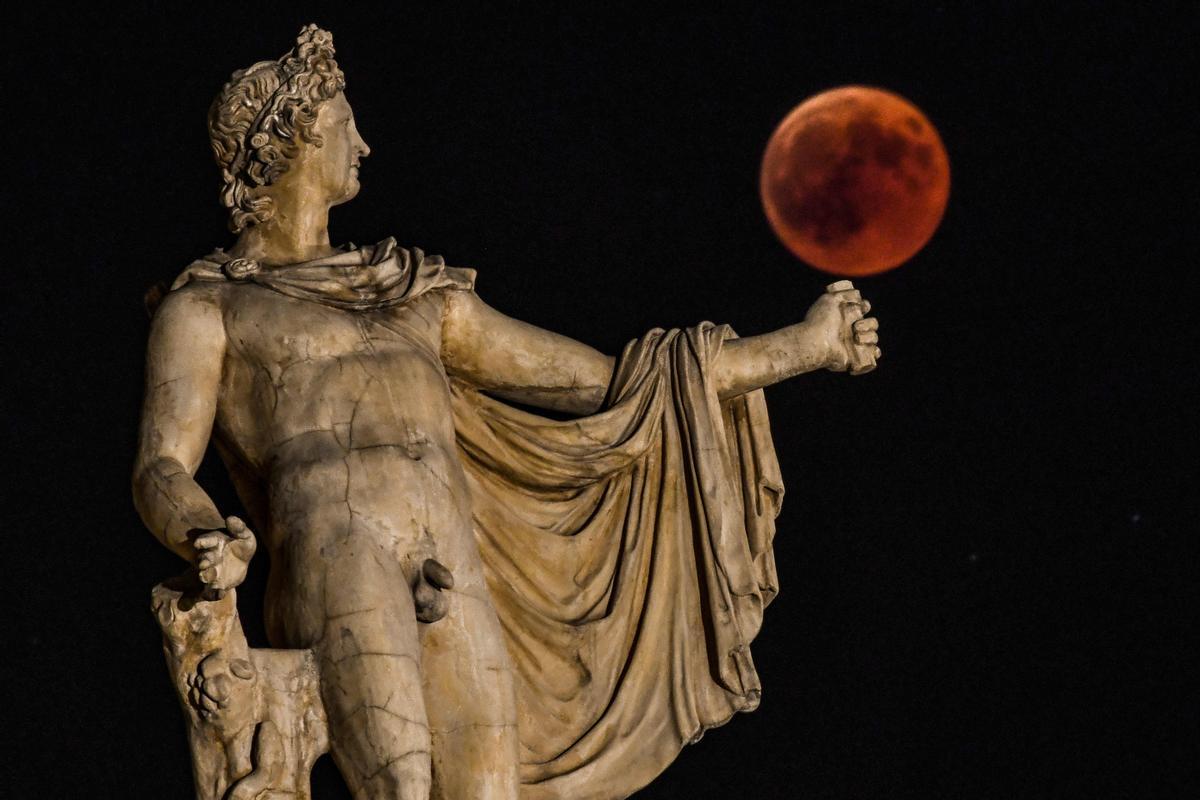 Fotografía de la ’luna de sangre’ del 2018 en Atenas, junto a una estatua de la antigua Grecia del dios Apolo. Aris Messinis Fotografía de la ’luna de sangre’ del 2018 en Atenas, junto a una estatua de la antigua Grecia del dios Apolo. Aris Messinis