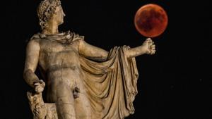 Fotografía de la ’luna de sangre’ del 2018 en Atenas, junto a una estatua de la antigua Grecia del dios Apolo. Aris Messinis