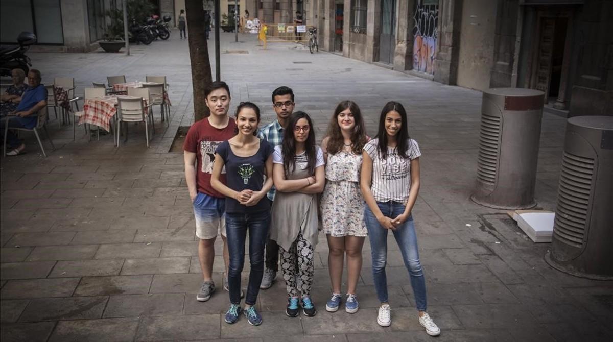 Los jóvenes universitarios Xin, Marghioala, Rafat, Chaimaa, Gayatri y Hanan, en el Raval, su barrio.