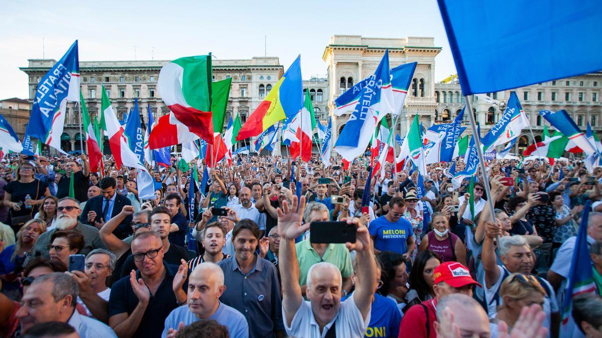 Simpatizantes de Hermanos de Italia, en un mítin de Giorgia Meloni en Milán.