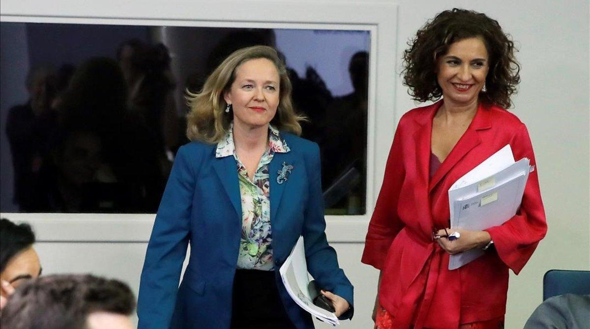 La vicepresidenta económica, Nadia Calviño, y la ministra portavoz y titular de Hacienda, María Jesús Montero, en una imagen de archivo. La vicepresidenta económica, Nadia Calviño, y la ministra portavoz y titular de Hacienda, María Jesús Montero, en una imagen de archivo.