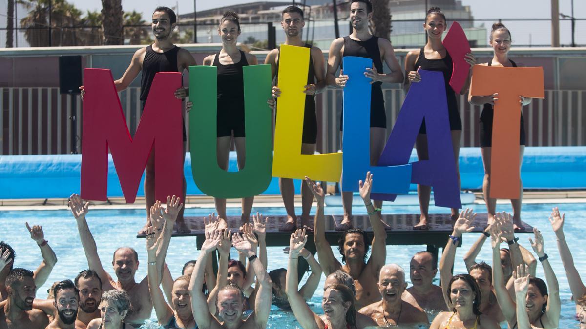 500 piscinas de Catalunya participan en la jornada ’Mulla’t per l’esclerosi múltiple’. En las imágenes, el acto celebrado en el Club Natació Atlétic Barceloneta.