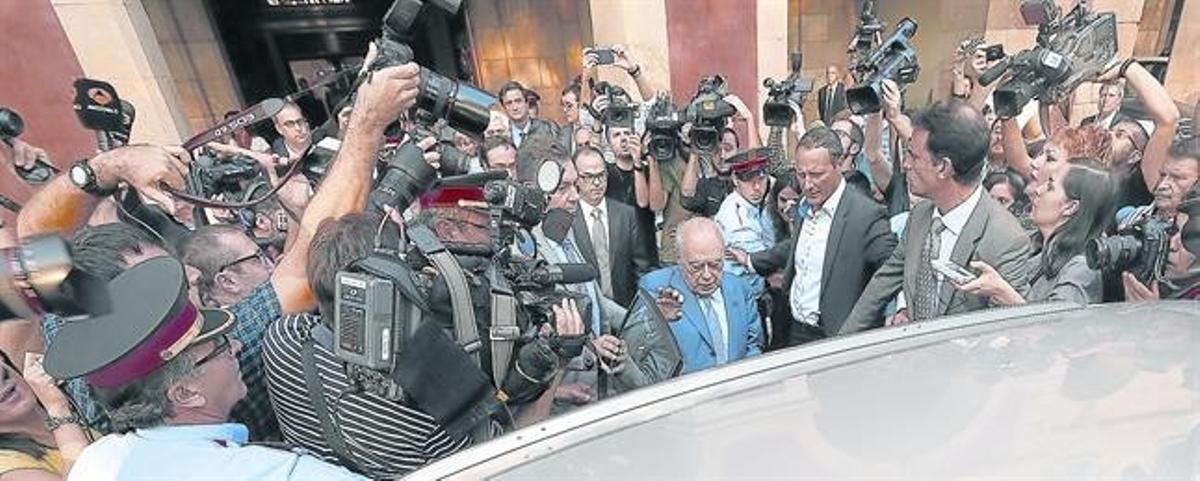 Jordi Pujol sale del Parlament tras su comparecencia, el 26 de septiembre.