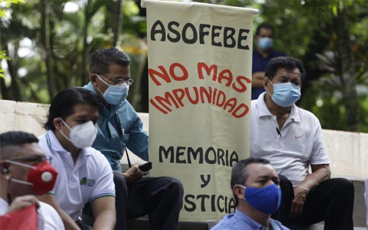Protestas por masacres contra campesinos en El Salvador.