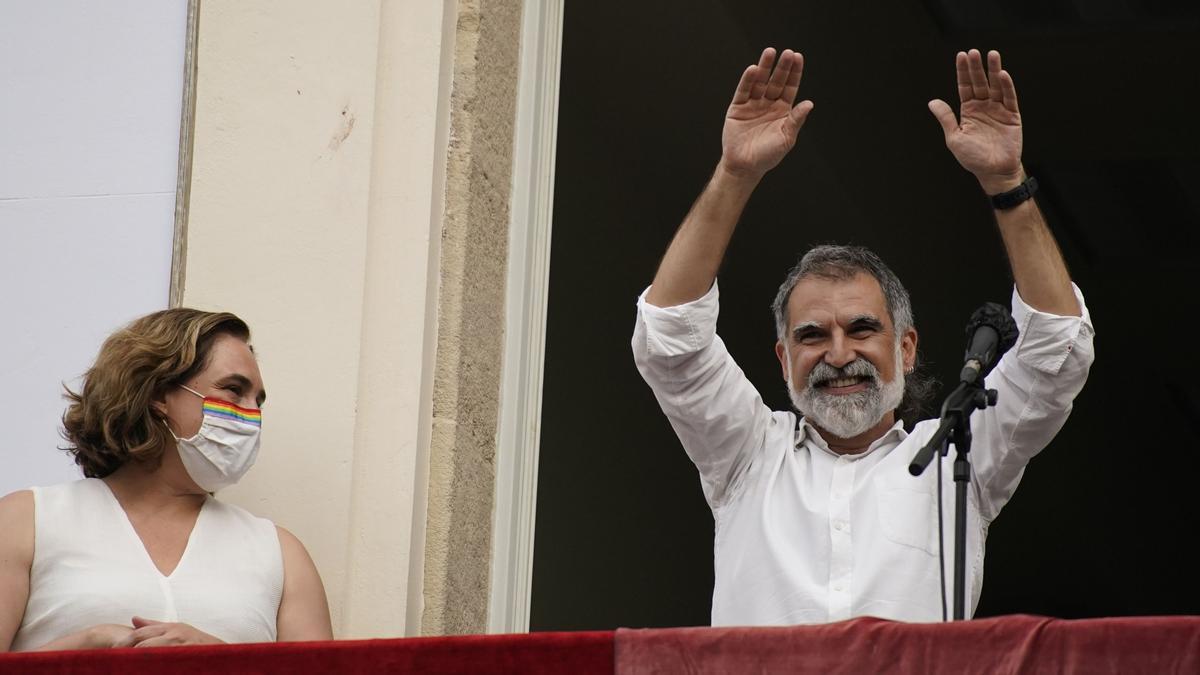 Jordi Cuixart y Ada Colau, durante el pregón de las Fiestas de Gràcia. Jordi Cuixart y Ada Colau, durante el pregón de las Fiestas de Gràcia.