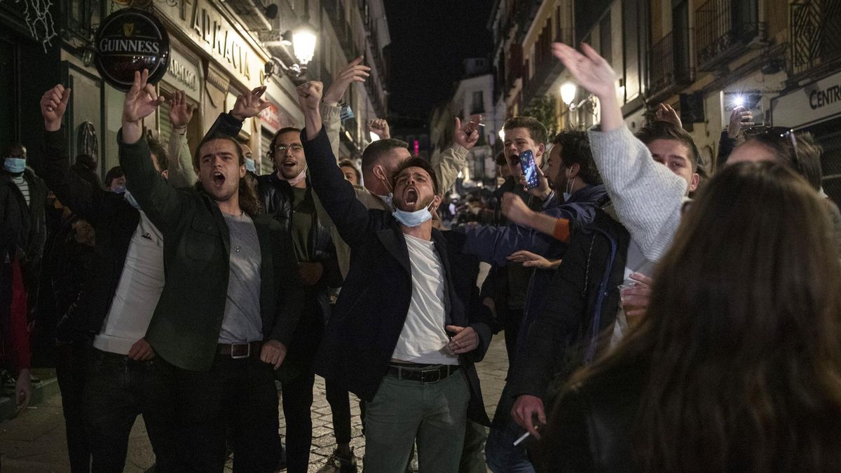 Un grupo de turistas canta en una calle de Madrid, el pasado 20 de marzo. Un grupo de turistas canta en una calle de Madrid, el pasado 20 de marzo.