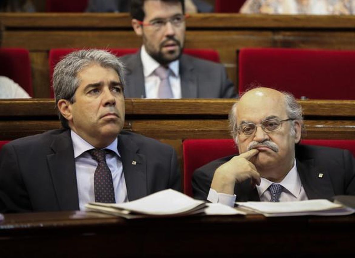 Els ’consellers’ Homs y Mas-Colell, en la sesión de control al Govern en el Parlament, este jueves. Els ’consellers’ Homs y Mas-Colell, en la sesión de control al Govern en el Parlament, este jueves.