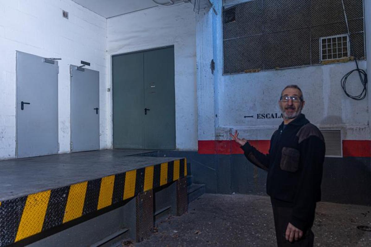 El lector señala el local que acoge encuentros de aficionados al techno los fines de semana. El lector señala el local que acoge encuentros de aficionados al techno los fines de semana.