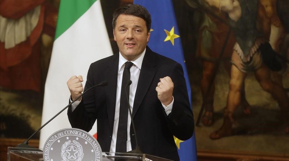Renzi gesticula durante la rueda de prensa en Palazzo Chigi, la madrugada del 5 de diciembre en Roma.