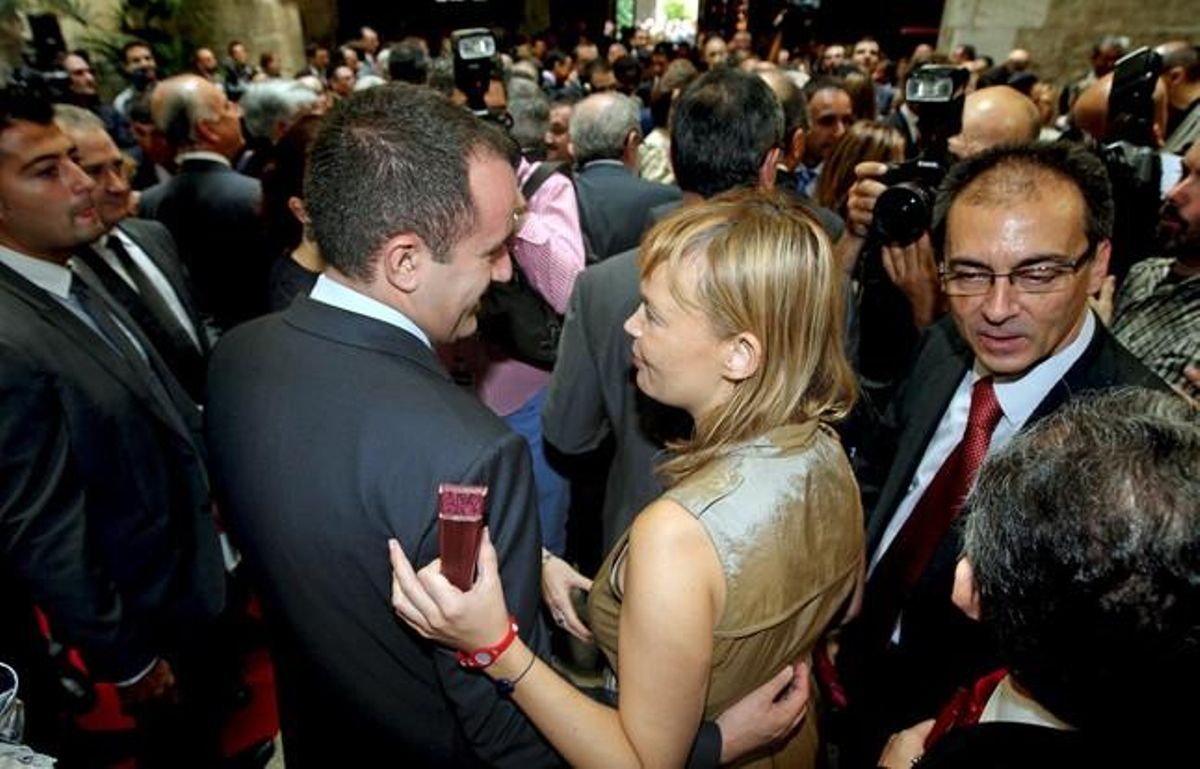 Pajín, con una de las pulseras, el pasado 9 de octubre. Pajín, con una de las pulseras, el pasado 9 de octubre.