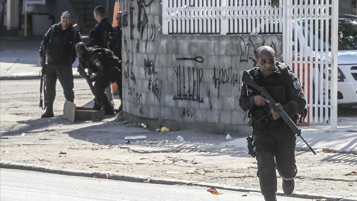 Miembros de la policía brasileña en un operativo contra el narcotráfico. Miembros de la policía brasileña en un operativo contra el narcotráfico.