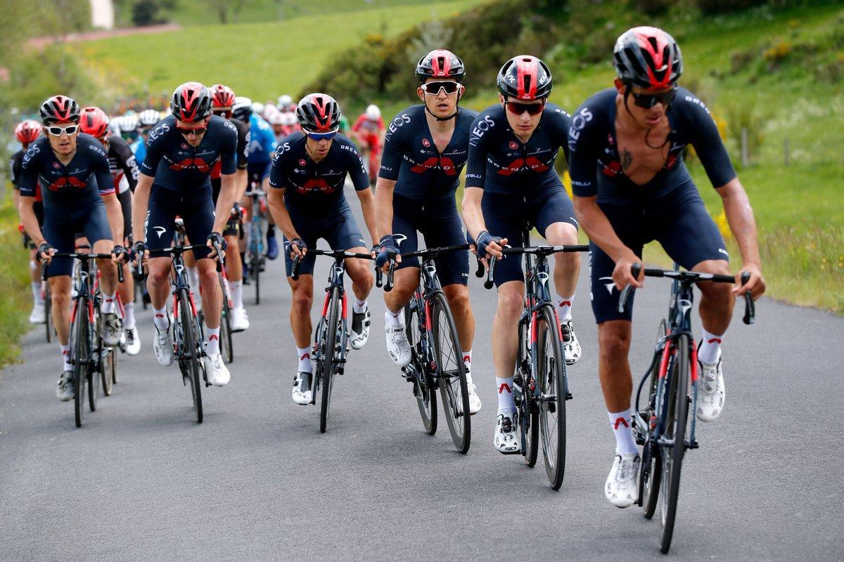 El equipo Ineos tira del pelotón durante la segunda etapa del Critérium del Dauphiné. El equipo Ineos tira del pelotón durante la segunda etapa del Critérium del Dauphiné.