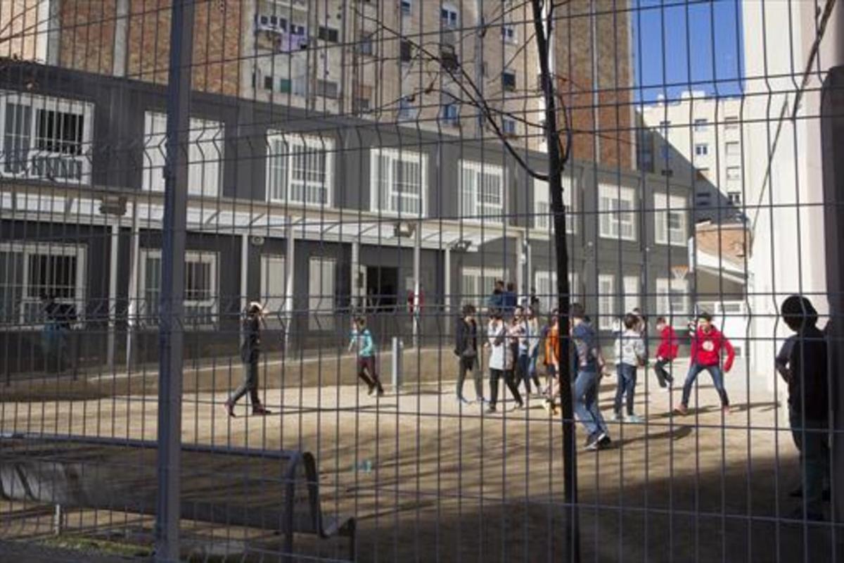 Alumnos del IES Viladomat de Barcelona, ayer, juegan en el patio frente a los barracones. Alumnos del IES Viladomat de Barcelona, ayer, juegan en el patio frente a los barracones.