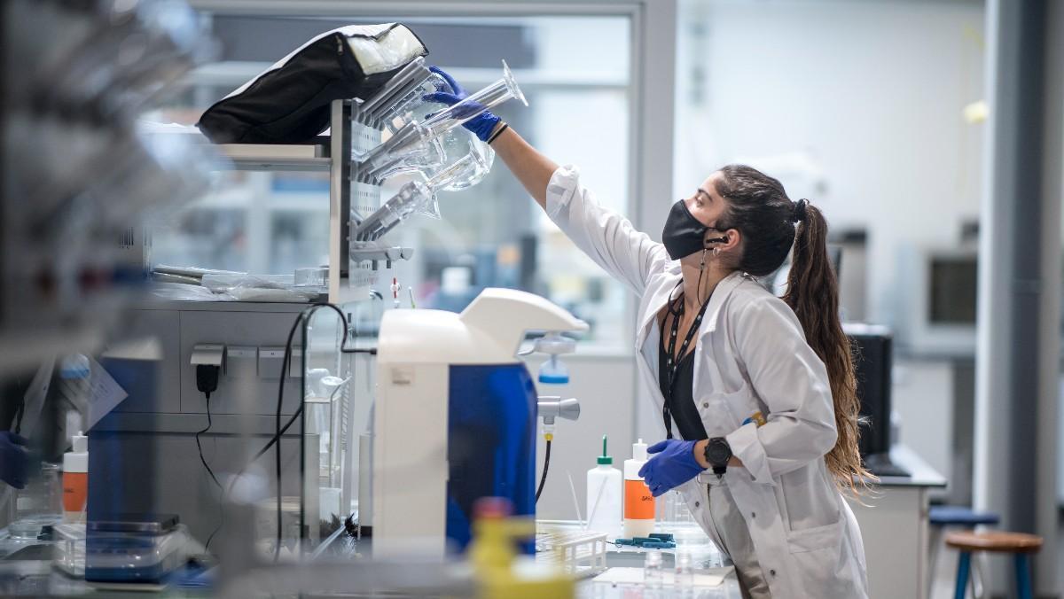 Una investigadora trabaja en el desarrollo de una vacuna contra el covid-19 en el laboratorio del Instituto Químico de Sarrià.