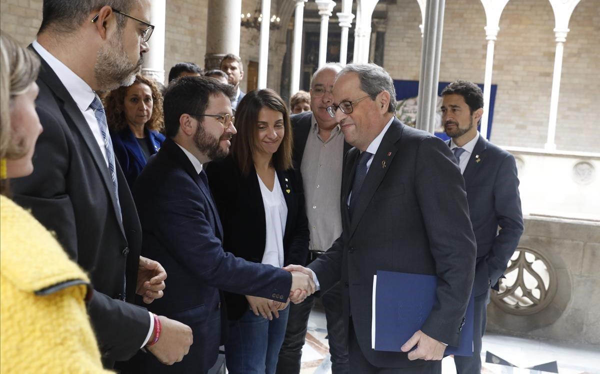 Torra saluda al vicepresidente Aragonès, en presencia del Govern en pleno, tras su declaración por la inhabilitación.