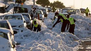 Efectivos de la UME realiza trabajos de rescate de vehículos atrapados por la nieve en la M-40 durante el temporal Filomena.