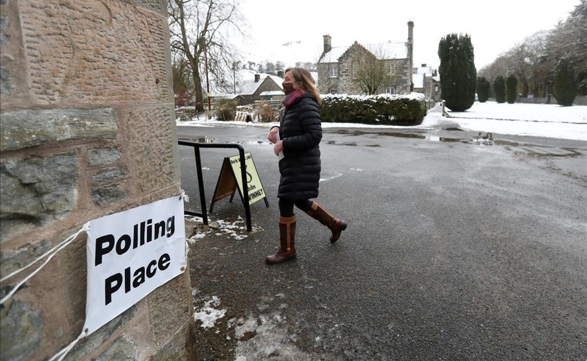 Una votante entra en el colegio electoral, en Blair Atholl, Escocia. Una votante entra en el colegio electoral, en Blair Atholl, Escocia.