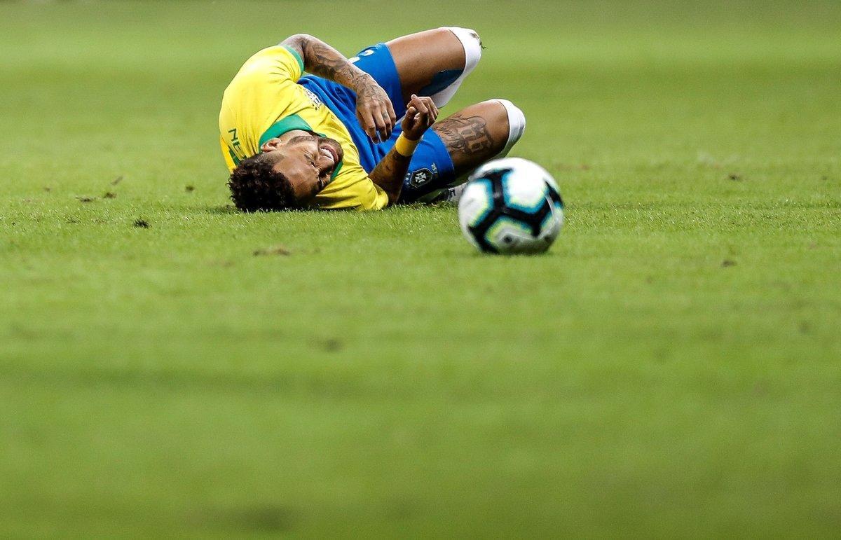 AME713  BRASILIA  BRASIL   05 06 2019 - El jugador de Brazil Neymar se lamenta en el campo este miercoles en el partido amistoso entre Brasil y Catar  en el Estadio Mane Garrincha  en la ciudad de Brasilia  Brasil   EFE Antonio Lacerda
