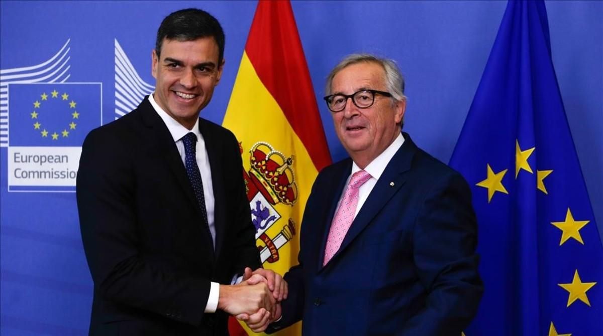 Sánchez y Juncker se saliudan antes de la reunión que han mantenido previa a la cumbre de la UE. Sánchez y Juncker se saliudan antes de la reunión que han mantenido previa a la cumbre de la UE.