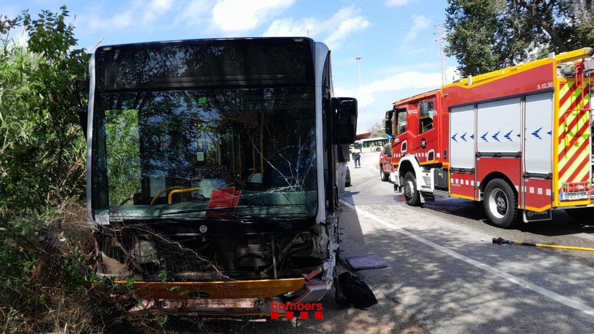 Deu ferits després de xocar un cotxe i un autobús al Prat de Llobregat