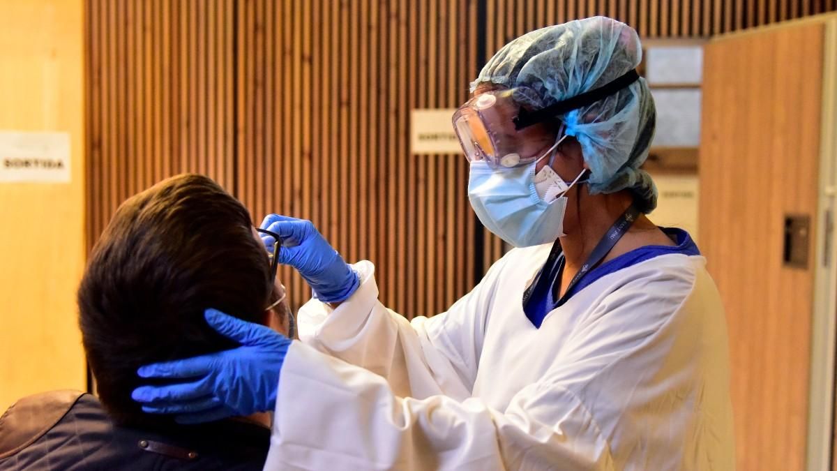 Sanitario realizando una prueba pcr en el Hospital Sant Pau de Barcelona. Sanitario realizando una prueba pcr en el Hospital Sant Pau de Barcelona.