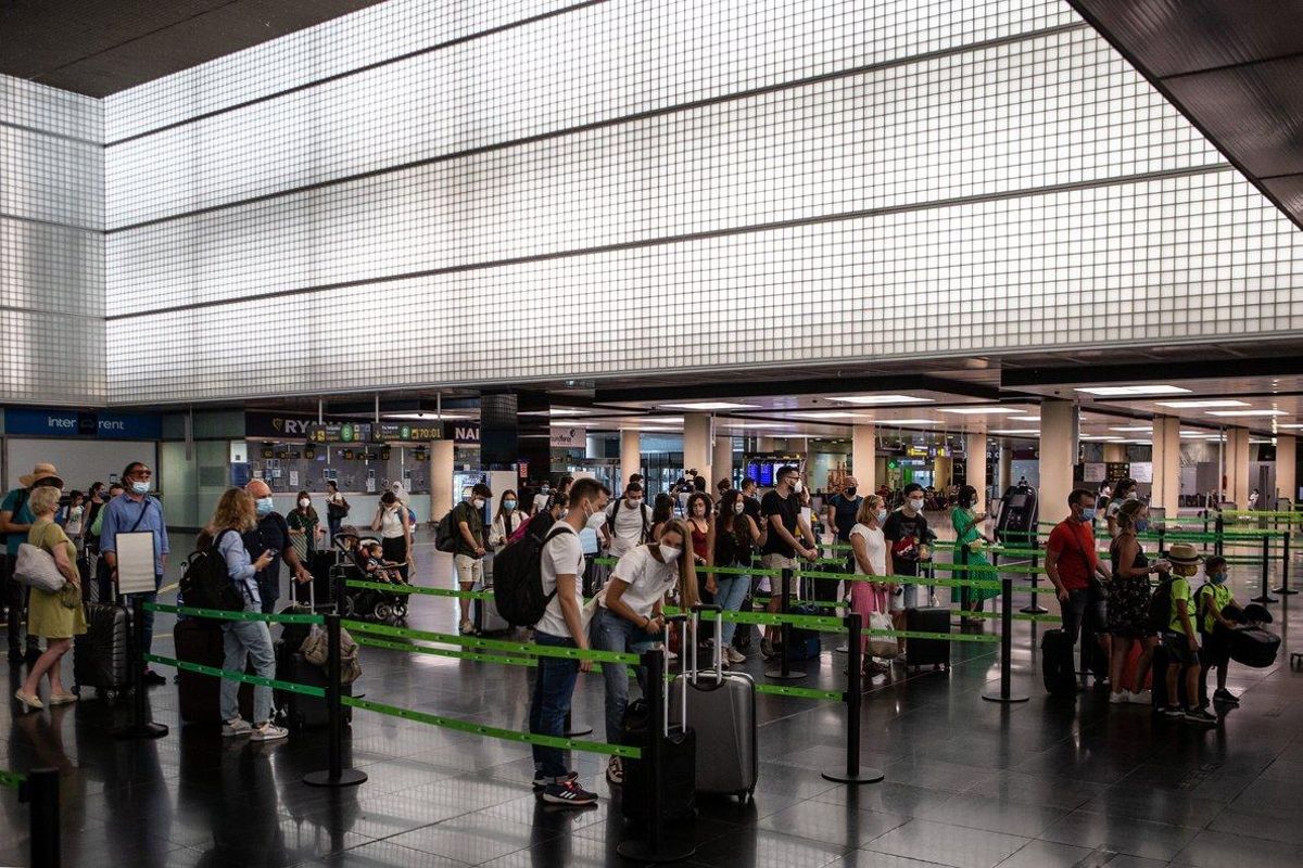 Viajeros en la T2 del aeropuerto de El Prat, el pasado verano. Viajeros en la T2 del aeropuerto de El Prat, el pasado verano.