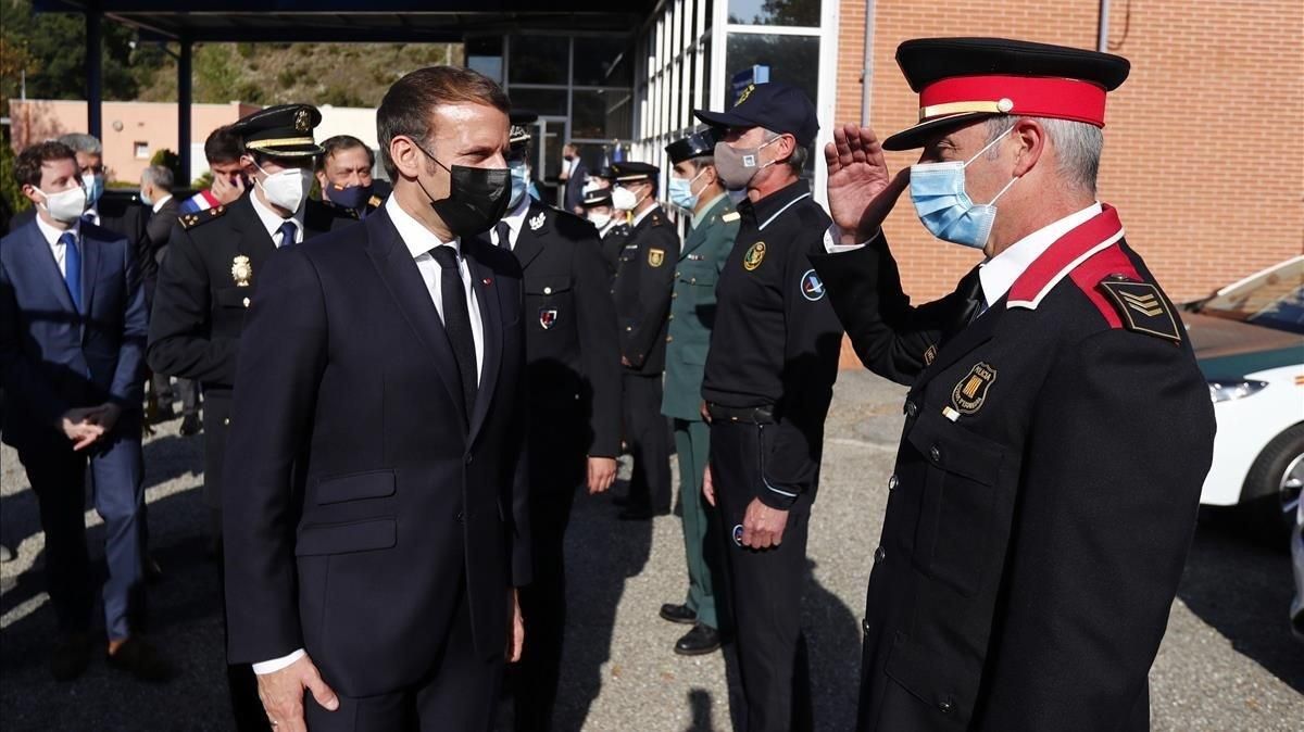 El presidente francés, Emmanuel Macron, saluda a las autoridades locales a su llegada al Centro de Cooperación Policial y Aduanera de El Pertús, este jueves. El presidente francés, Emmanuel Macron, saluda a las autoridades locales a su llegada al Centro de Cooperación Policial y Aduanera de El Pertús, este jueves.