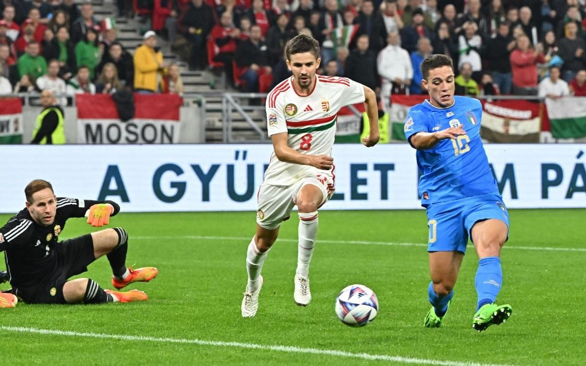 Raspadoni anotando el gol que adelantaba a Italia en Hungría. Raspadoni anotando el gol que adelantaba a Italia en Hungría.