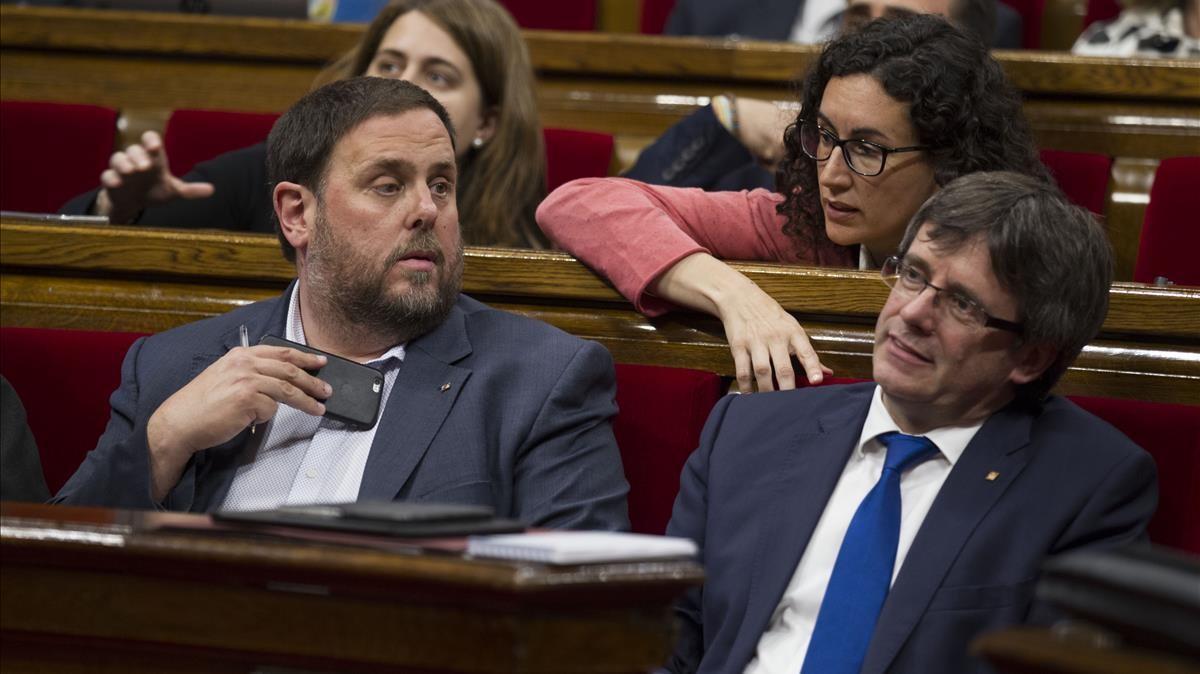 Oriol Junqueras, Marta Rovira y Carles Puigdemont, en el Parlament antes de su destitución y disolución.