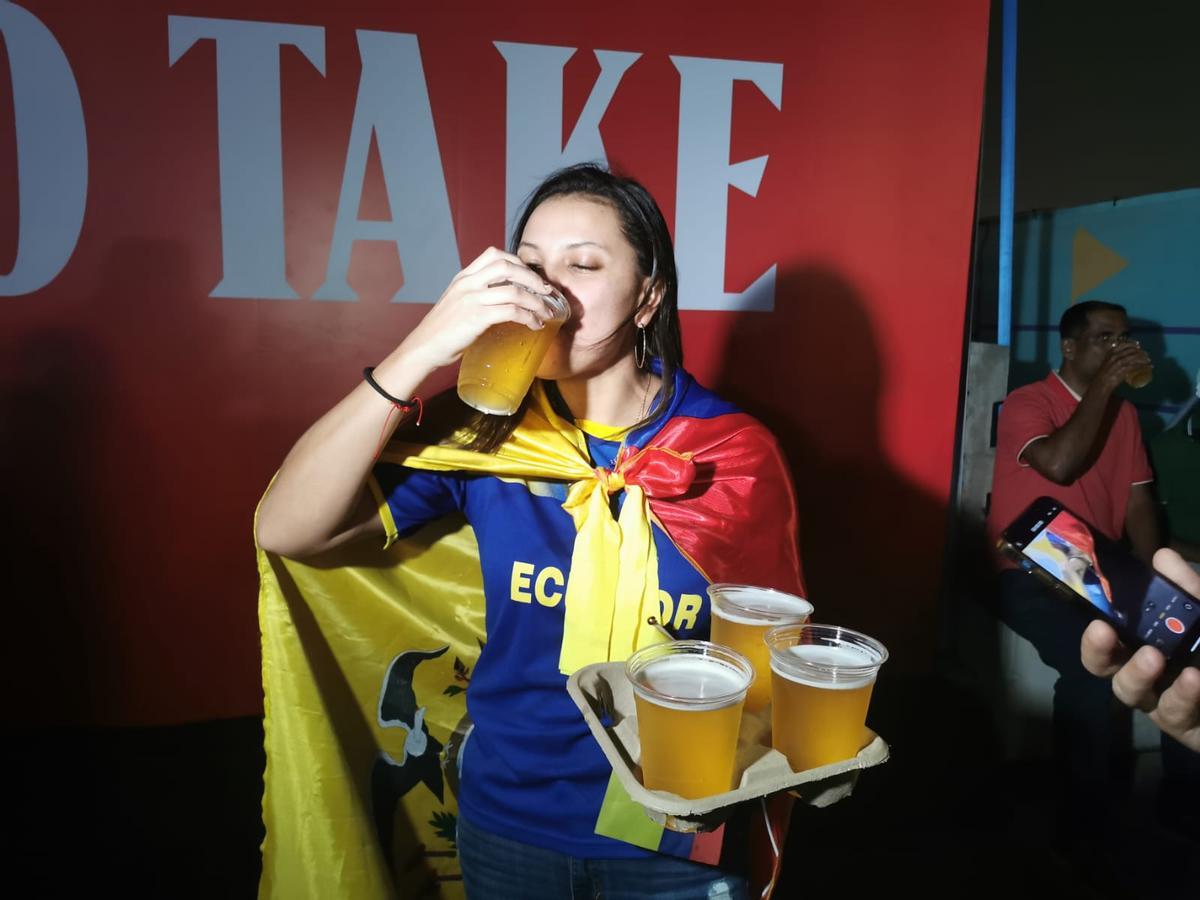 Katrín, aficionada ecuatoriana, da un sorbo a una de las primeras cervezas vendidas en el FIFA Fan Festival de Qatar.