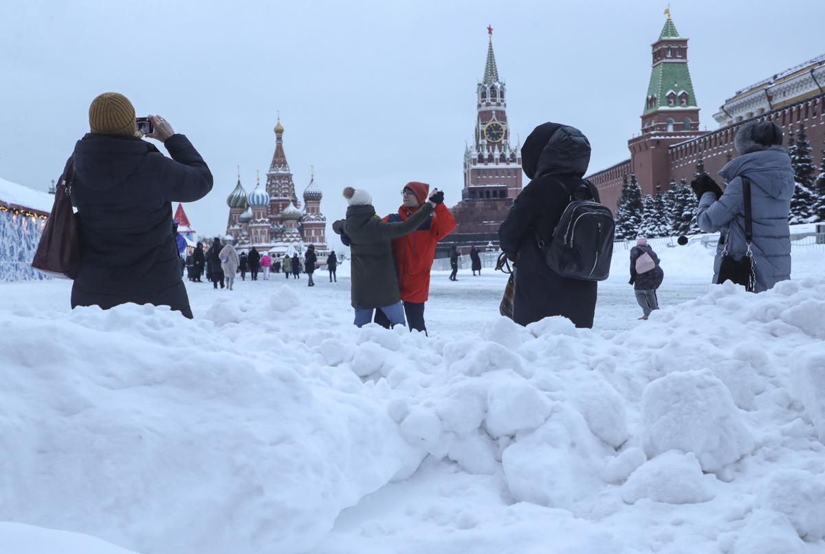Una pareja baila en la plaza Roja de Moscú tras una gran nevada a mediados de diciembre.