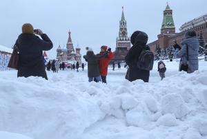 Una pareja baila en la plaza Roja de Moscú tras una gran nevada a mediados de diciembre.