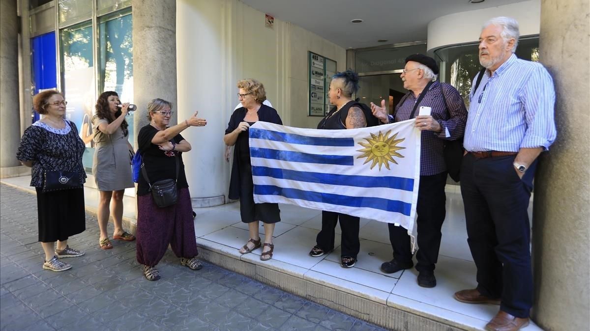 Manifestacion en el Consulado de Uruguay en Barcelona a favor de Maria y su hija Manifestacion en el Consulado de Uruguay en Barcelona a favor de Maria y su hija