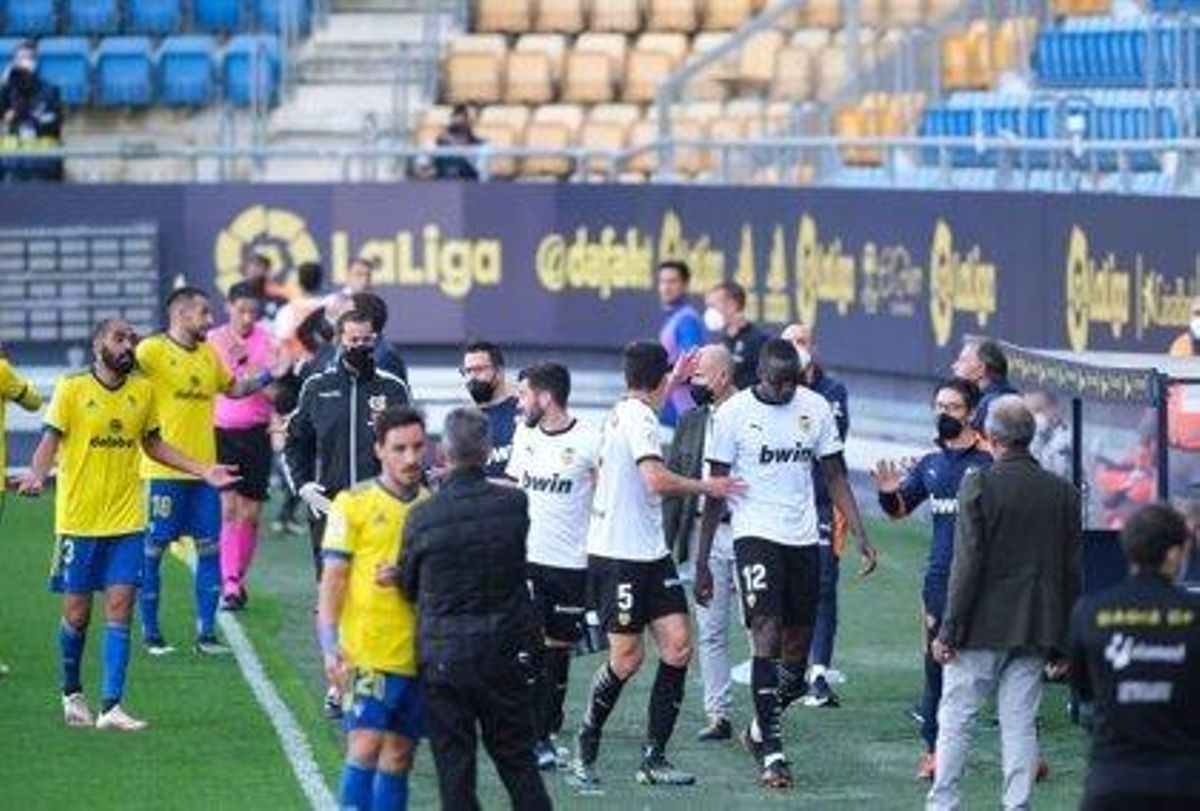 Los jugadores del Valencia decidieron abandonar el campo tras el incidente entre Cala y Diakhaby. Los jugadores del Valencia decidieron abandonar el campo tras el incidente entre Cala y Diakhaby.