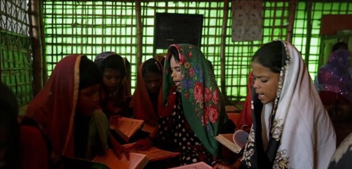 Niñas rohinyás, en una clase de recitación del Corán en un campo de refugiados. Niñas rohinyás, en una clase de recitación del Corán en un campo de refugiados.