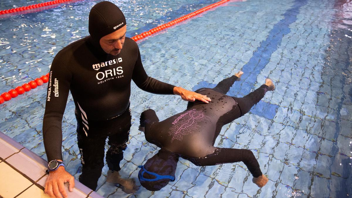 El subcampeón mundial Miguel Lozano controla una sesión de apnea estática en la piscina de La Verneda. Aquí suele entrenar el club Cavalldemar.