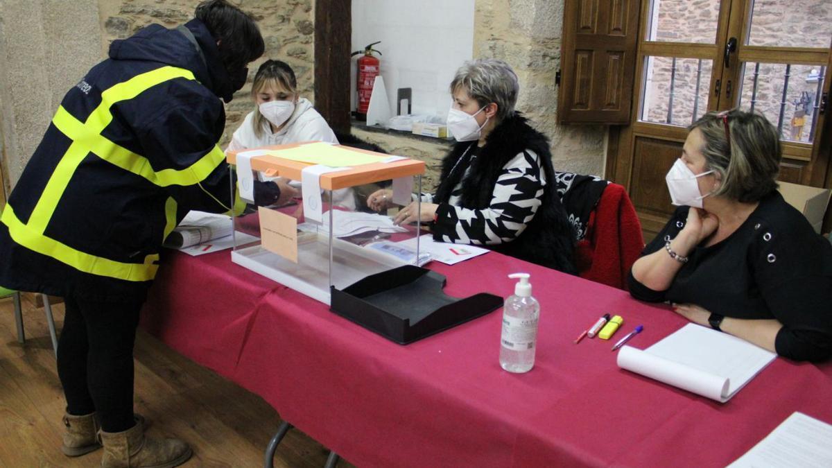 Un cartero entrega los votos por correo en un pueblo de Zamora.