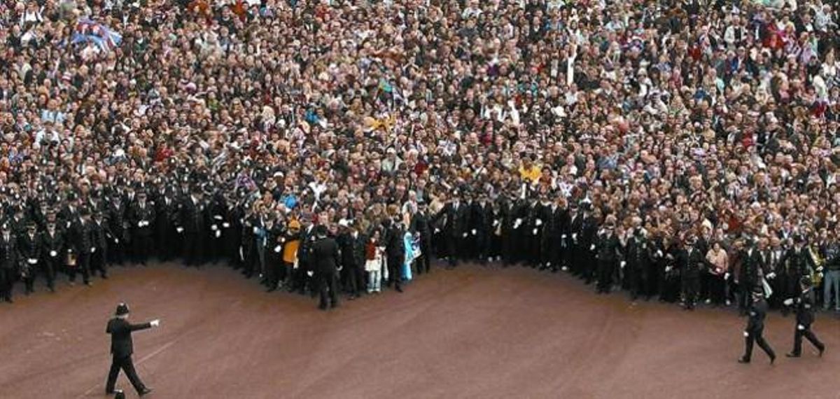 Una multitud en la avenida del Mall espera las indicaciones de la policía para situarse frente al palacio de Buckingham, ayer. Una multitud en la avenida del Mall espera las indicaciones de la policía para situarse frente al palacio de Buckingham, ayer.
