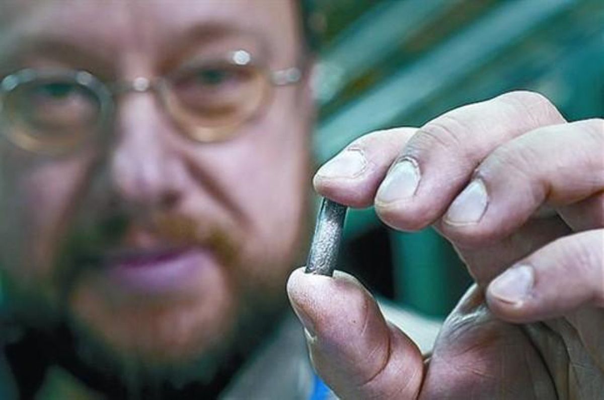 El físico Detlef Kuchler, con un trozo de plomo usado para obtener iones. El físico Detlef Kuchler, con un trozo de plomo usado para obtener iones.