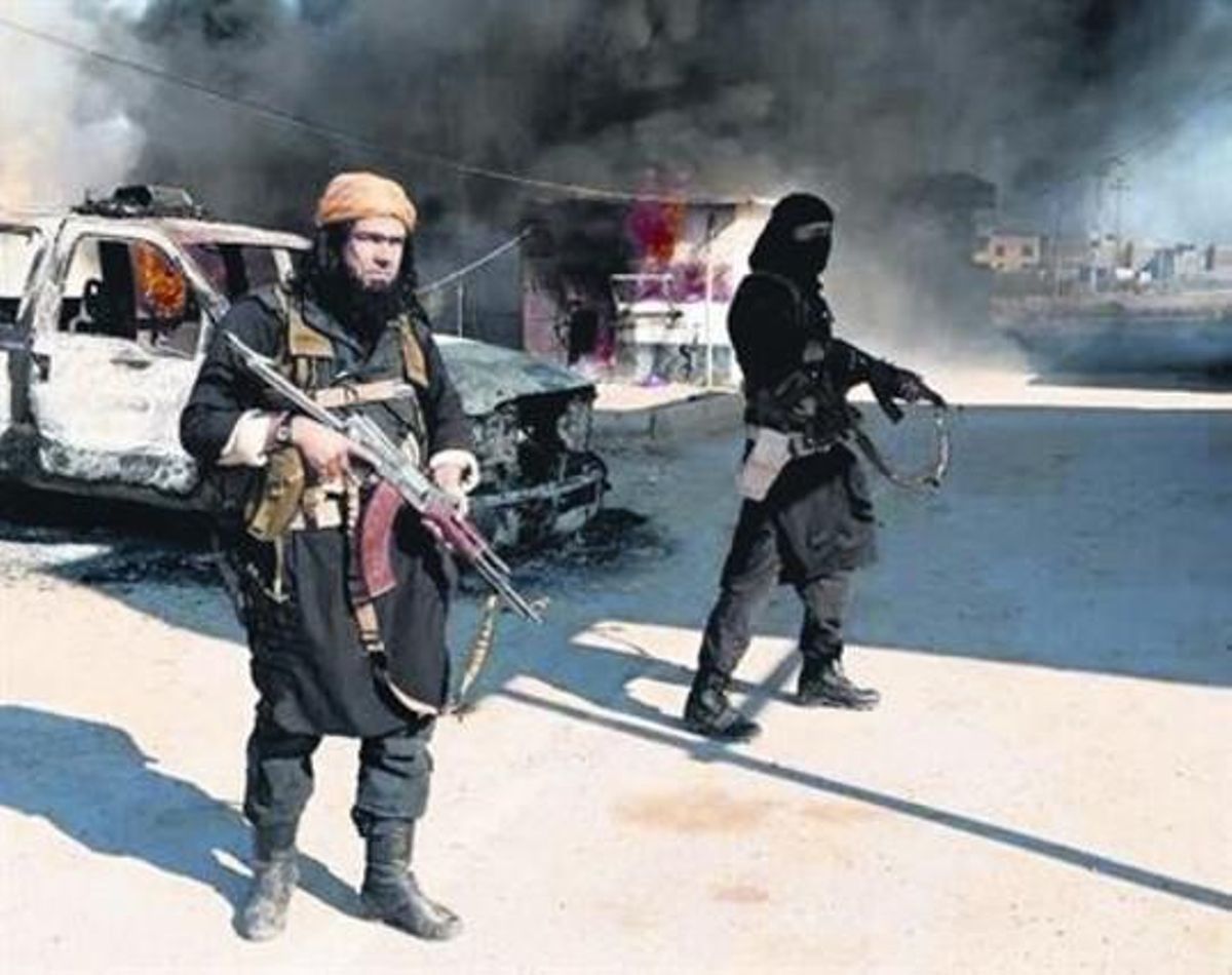 Dos miembros del ISIL, el pasado mes de enero, frente a un coche policial en llamas en Irak. Dos miembros del ISIL, el pasado mes de enero, frente a un coche policial en llamas en Irak.