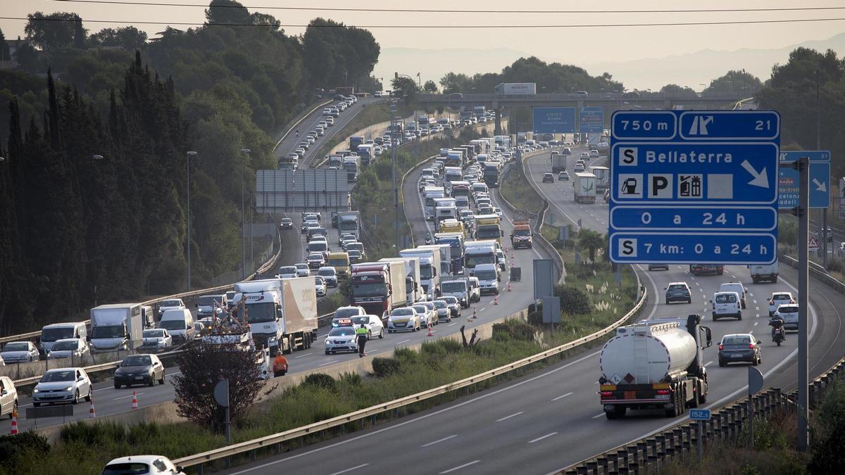 Colas en la AP-7, este miércoles, a consecuencia del incendio de un camión en la autopista Colas en la AP-7, este miércoles, a consecuencia del incendio de un camión en la autopista