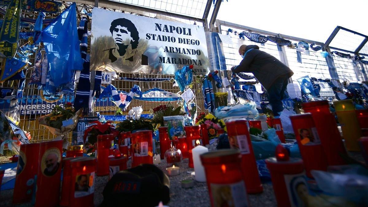 Velas y muestras de pésame por la muerte de Diego Armando Maradona a las afueras del estadio del Nápoles.