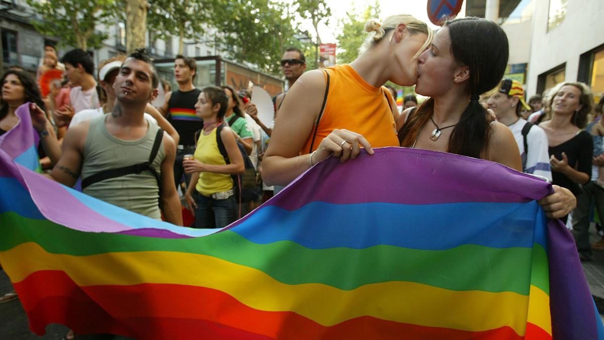 Dos mujeres se besan durante una manifestación en Barcelona