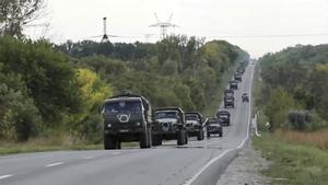 Una imagen obtenida a partir de un vídeo casero sonde se ven vehículos militares rusos moviéndose en la línea del frente de Járkov.   