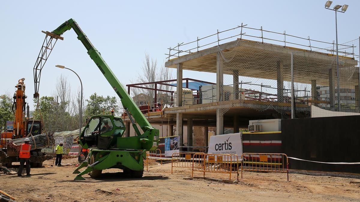 Obras de construcción de la nueva escuela infantil Encants, en el Eixample, este viernes. Obras de construcción de la nueva escuela infantil Encants, en el Eixample, este viernes.